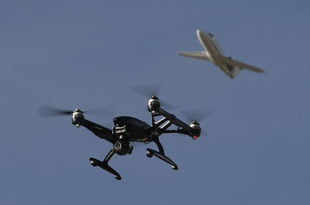 兩會(huì)聲音 近年來(lái)無(wú)人機(jī)意外頻出 需立法遏制 “黑飛”(圖1) 兩會(huì)聲音 近年來(lái)無(wú)人機(jī)意外頻出 需立法遏制 “黑飛”(圖1)