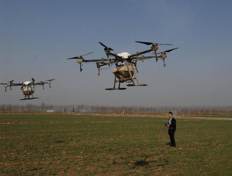 植保無人機施肥助力即墨區(qū)小麥春管(圖1)