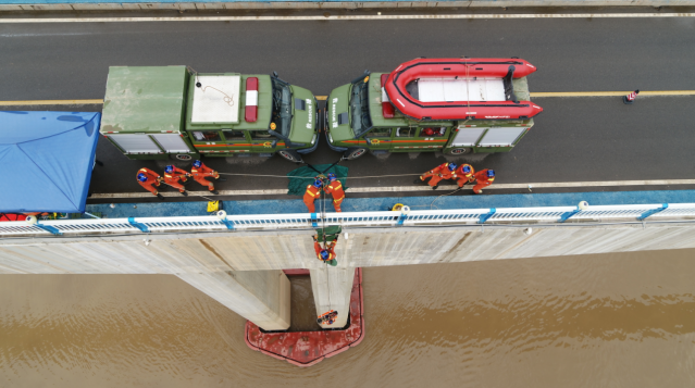 云南森林消防利用大載重無人機開展抗洪搶險聯合演習(圖1) 云南森林消防利用大載重無人機開展抗洪搶險聯合演習(圖1)