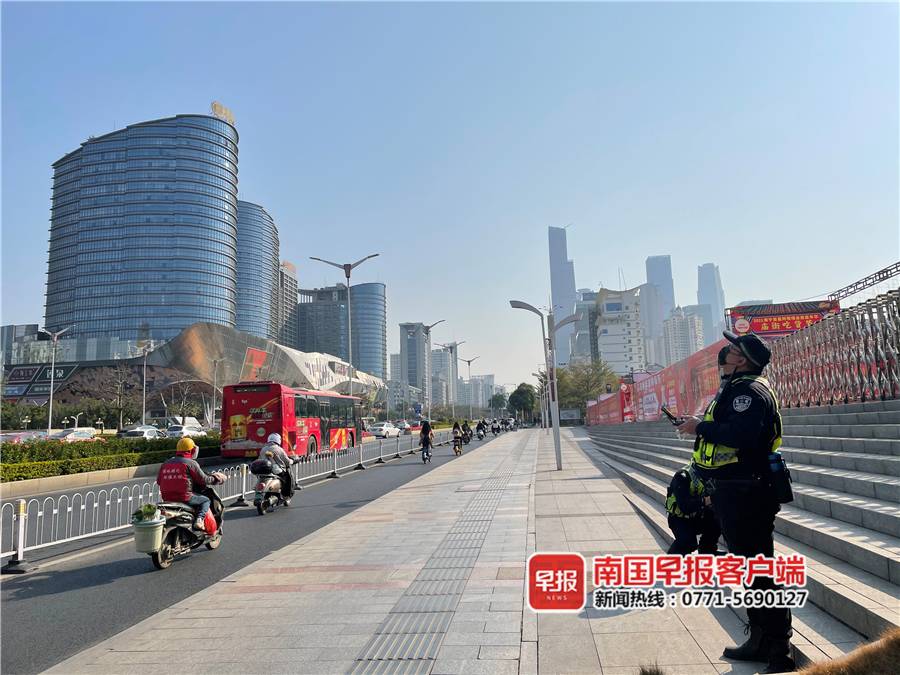 南寧交警出動無人機(jī),1個小時抓拍多輛違法車輛(圖1)