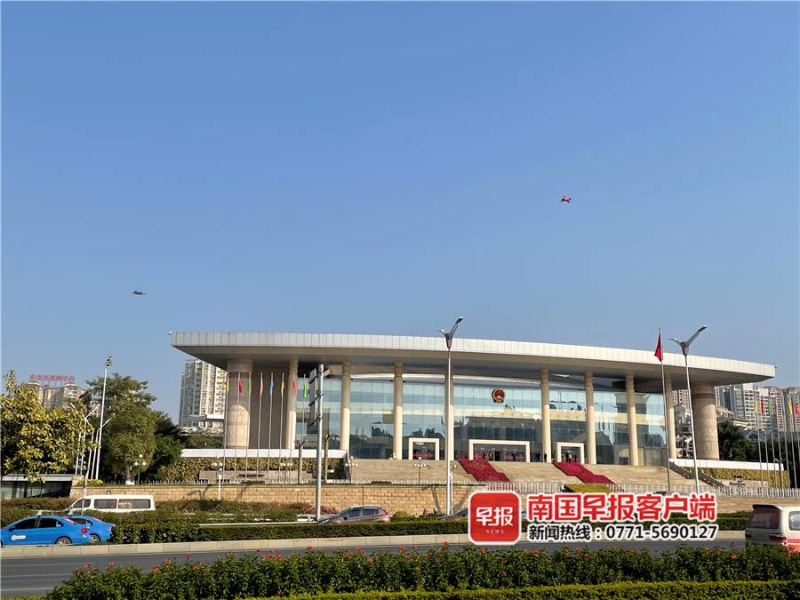 南寧交警出動無人機(jī),1個小時抓拍多輛違法車輛(圖2)