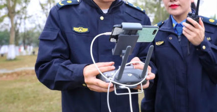 海口市城管利用無人機(jī)喊話勸離垂釣市民(圖2) 海口市城管利用無人機(jī)喊話勸離垂釣市民(圖2)