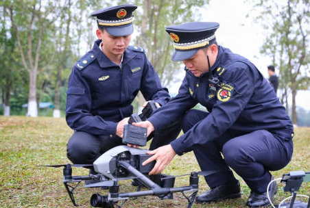 海口市城管利用無人機(jī)喊話勸離垂釣市民(圖3) 海口市城管利用無人機(jī)喊話勸離垂釣市民(圖3)